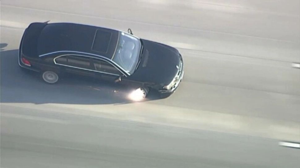 Urmărire ca în filme pe autostradă. Hoții au fugit de poliție cu o mașină căreia îi lipsea o roată - VIDEO