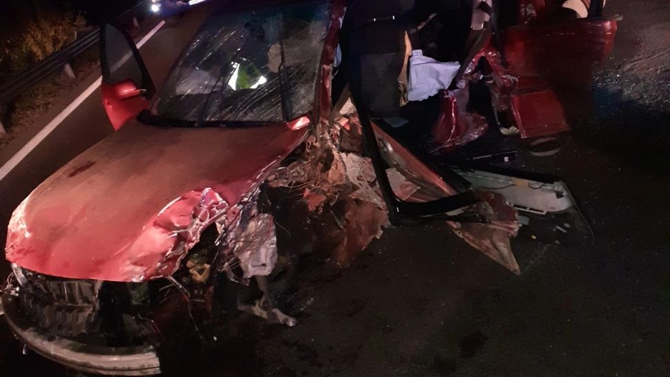 Accident grav în Vâlcea, între un autocar care transporta 21 de persoane și o mașină - 2 victime | FOTO