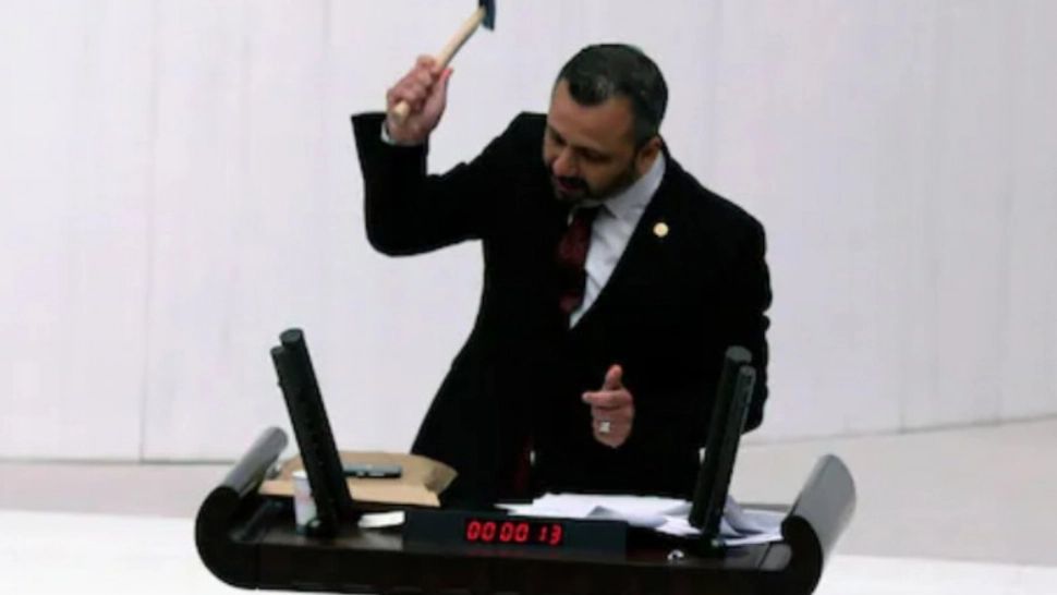 Un deputat turc şi-a spart telefonul cu ciocanul, la tribuna Parlamentului - VIDEO