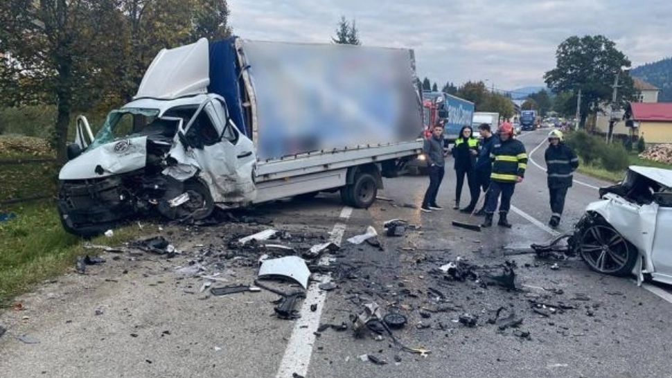 Accident grav provocat de șoferul unui BMW - 4 victime, între care 2 copii, după ce a intrat pe contrasens. Șocant cum arată mașina după impact - FOTO