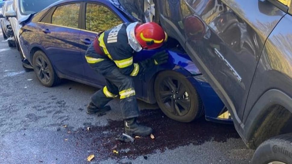 Accident dramatic pe A1 București-Pitești. Un SUV s-a urcat pe un autoturism, o femeie a ajuns la spital- FOTO 
