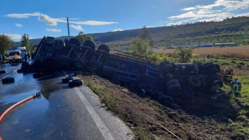 Accident cumplit între două TIR-uri și un autoturism, în Mureș - o victimă