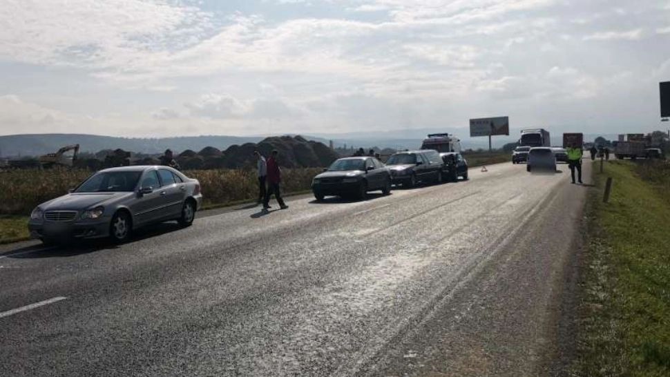 Carambol cu 4 mașini în Cluj. Trei victime, dintre care una a fost transportată de urgență la spital - FOTO&VIDEO