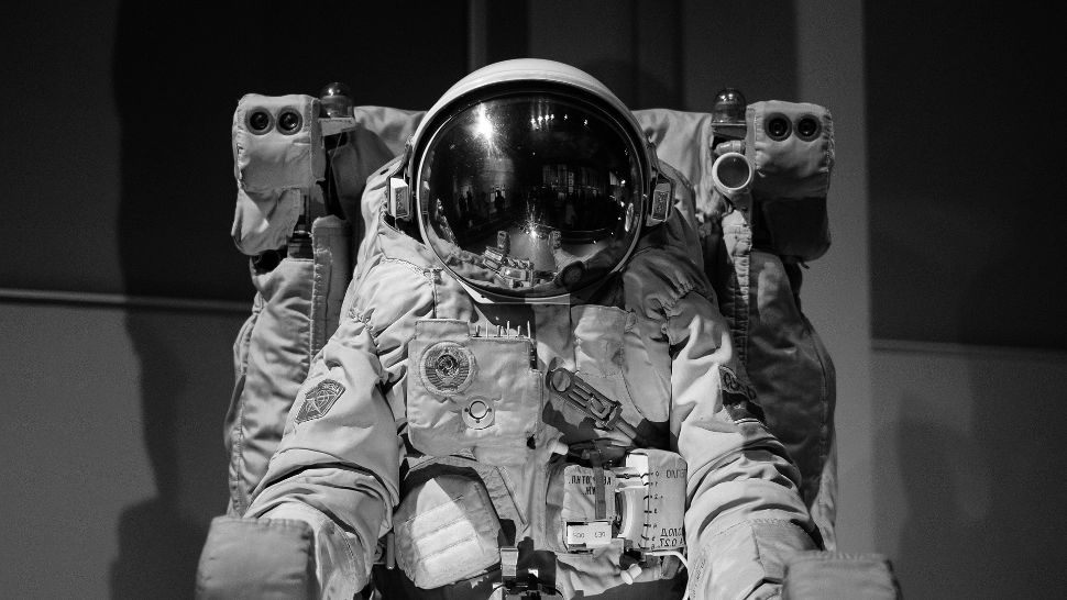 O femeie a fost păcălită de un fals astronaut să îi trimită 30.000 de dolari. Cum a convins-o bărbatul