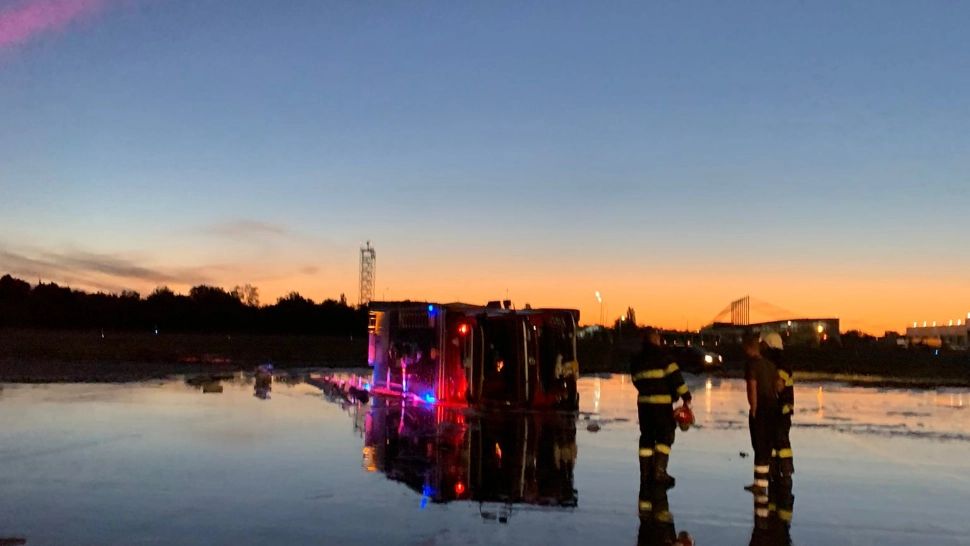 Autospeciala de pompieri care s-a răsturnat pe o pistă a Aeroportului "Henri Coandă", repusă pe roți. Cauza producerii incidentului, investigată