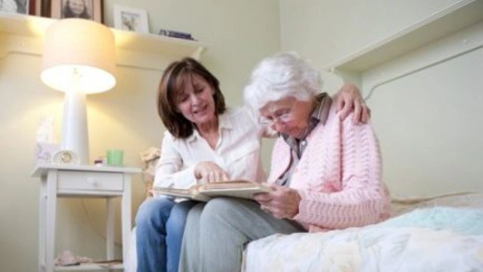 Lovitură pentru badantele din Italia. Salariile mai mari de 1.000 de euro, plătite doar pe CARD