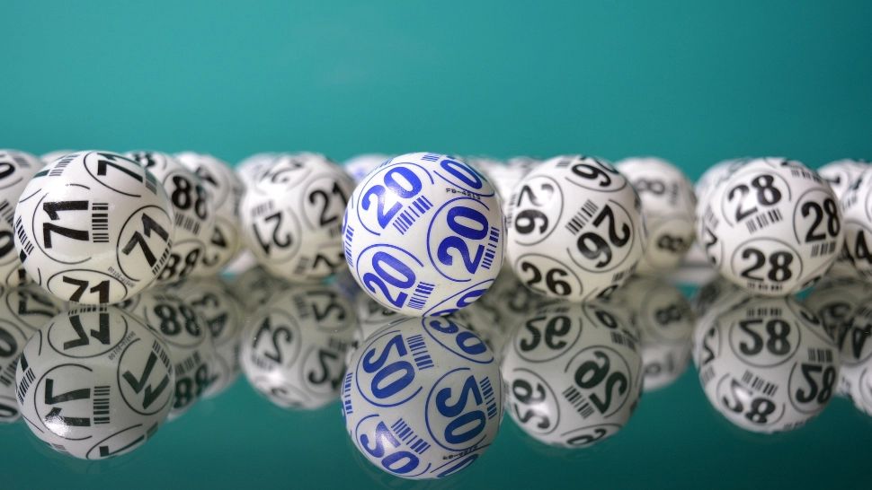 Un român din Marea Britanie a câștigat la tombolă un apartament de lux