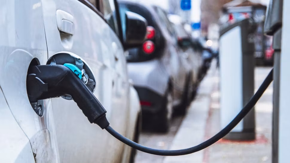 Bruxelles vrea stații de încărcare pentru mașinile electrice la fiecare 60 de km pe drumurile din UE - Ce trebuie să facă România până în 2026