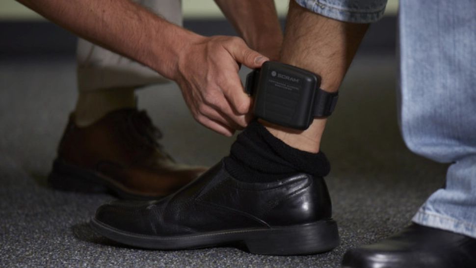 Primul român monitorizat prin brățară electronică și-a rupt dispozitivul din nou - Bărbatul a fost REȚINUT