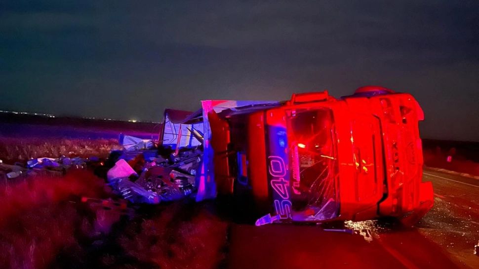 Un camion încărcat cu apă minerală s-a răsturnat în Buzău. Traficul a fost restricționat. Șoferul a ajuns la spital pentru îngrijiri