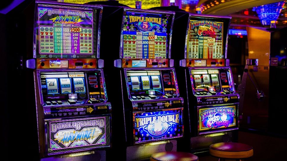 A câștigat peste 15.000 de lei la păcănele, s-a îmbătat, iar în drum spre casă a fost jefuit