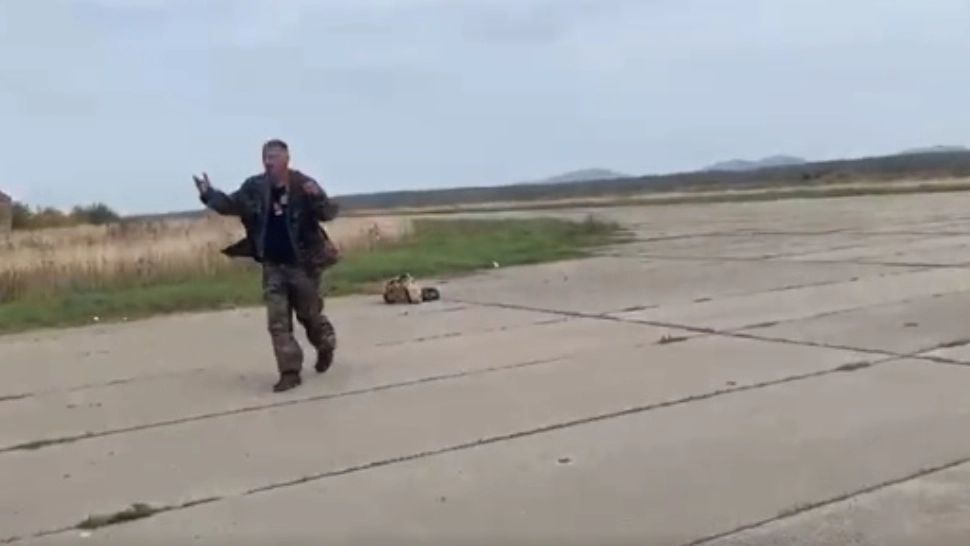 Ruși beți criță, mobilizați la război - Imagini virale din taberele de instrucție militară