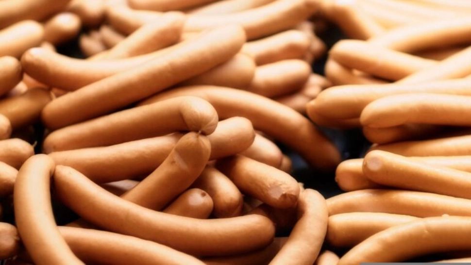 Un bărbat a murit după ce a mâncat crenvurști de pui. Produsele, retrase de urgență din magazine