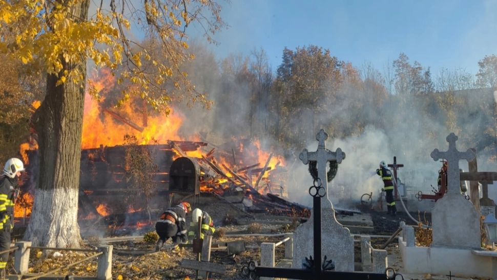 Incendiu la o biserică din Bacău. Flăcări vizibile de la kilometri distanță