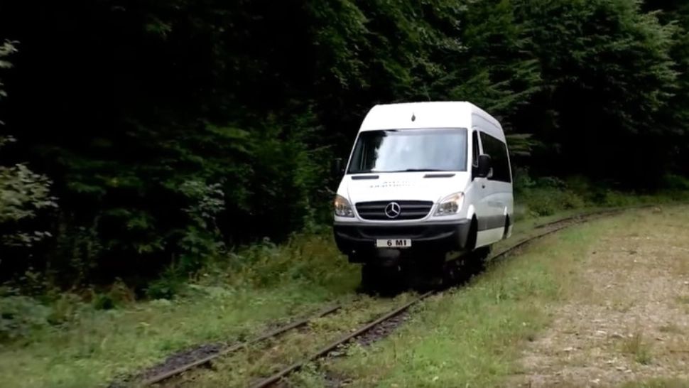 Drezina improvizată, autospeciala de poliție care merge pe șine – VIDEO