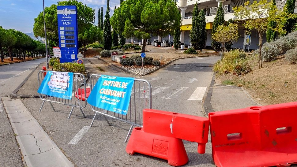 Măsuri disperate, în Franța. Ce decizii ia guvernul pentru a face față crizei carburanților