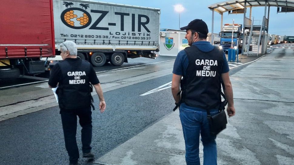 Peste 19 tone de deşeuri, oprite la intrarea în România, dinspre Serbia