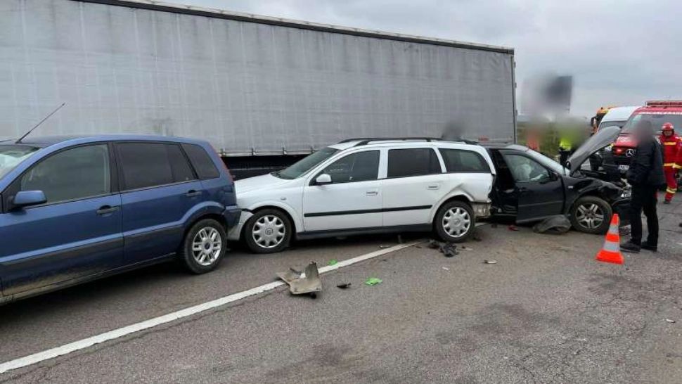 Carambol pe un drum din Suceava: 3 autoturisme și un camion, făcute praf