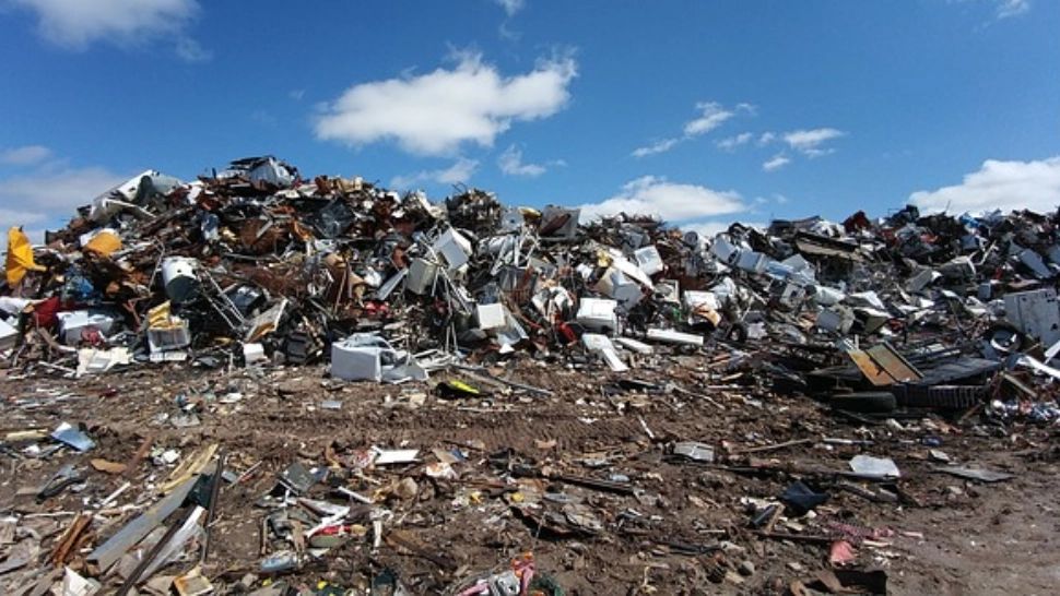 Bătălia GUNOAIELOR: oamenii sunt în pragul disperării! Orașe mari, îngropate în deșeuri - POLUARE uriașă