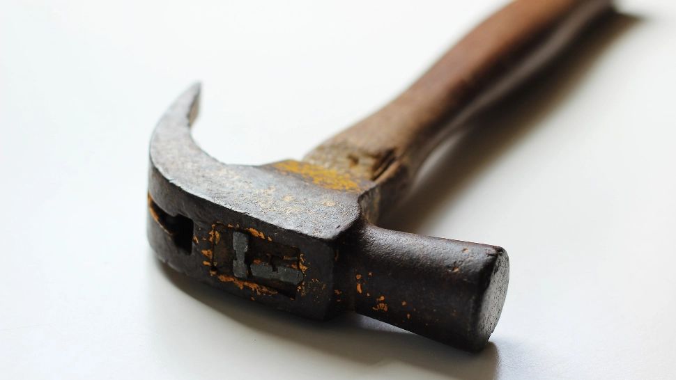 Femeie în stare gravă după ce a fost lovită cu ciocanul în cap de soțul său! Gestul extrem, făcut în timpul unei crize de gelozie