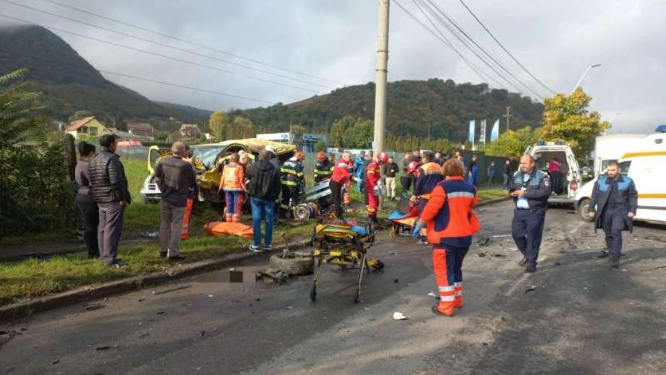 Accident cu 5 victime în Hunedoara. Impact devastator între două autoturisme şi un microbuz - FOTO