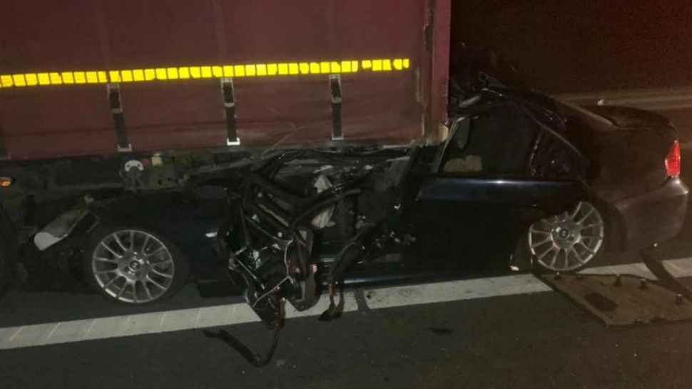 O șoferiță de 25 de ani a murit pe loc după ce a intrat cu mașina sub un TIR, pe A1 - FOTO