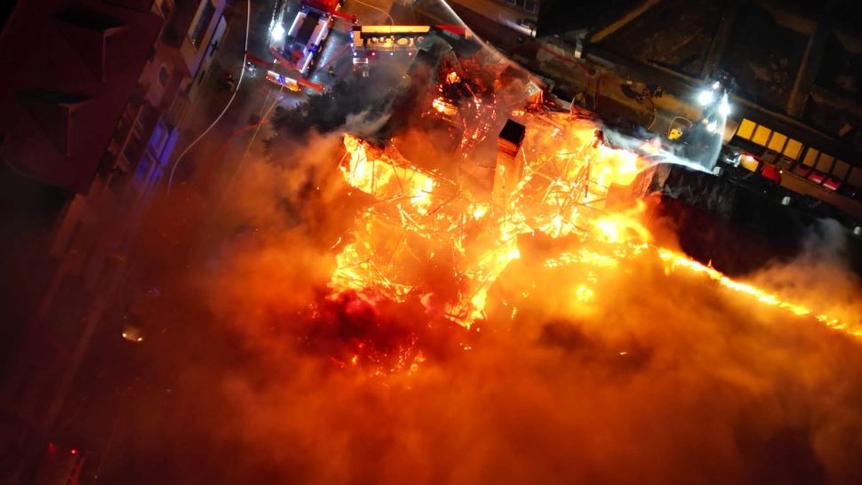 Peste 21 de persoane, inclusiv copii, au fost ucise după ce un incendiu masiv a izbucnit într-o clădire din Gaza 