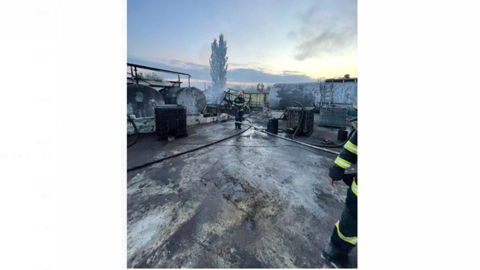 La un pas de TRAGEDIE. Pericol de explozie uriaș. Au ars zeci de tone de reziduuri petroliere