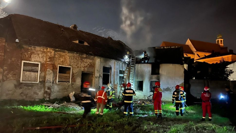 Un om al străzii a murit carbonizat într-un incendiu violent, în Sibiu - FOTO