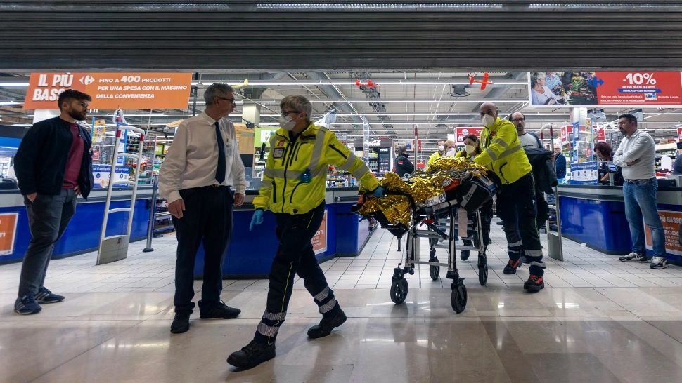 Alertă în Italia! Atac armat într-un supermarket - Cel puțin 1 mort și mai mulți răniți - Pablo Mari, fundașul lui Arsenal, printre victime