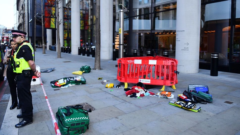 Atac armat cu un cuțit, în plin centrul Londrei. Cel puțin 3 oameni sunt răniți. Autorul atacului, în libertate (video)