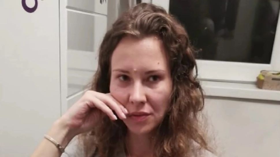 Femeia care a vrut să-și arunce fetița în fața mașinii a dispărut de la Psihiatrie. Poliția în alertă