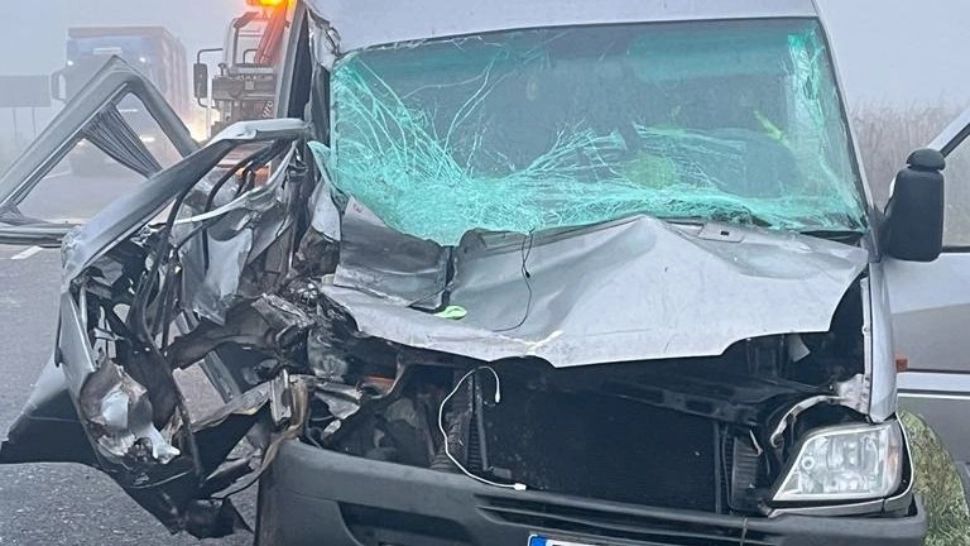 Accident între un microbuz şi un utilaj agricol, cu 10 persoane implicate. Printre răniţi, un copil de 15 ani - FOTO