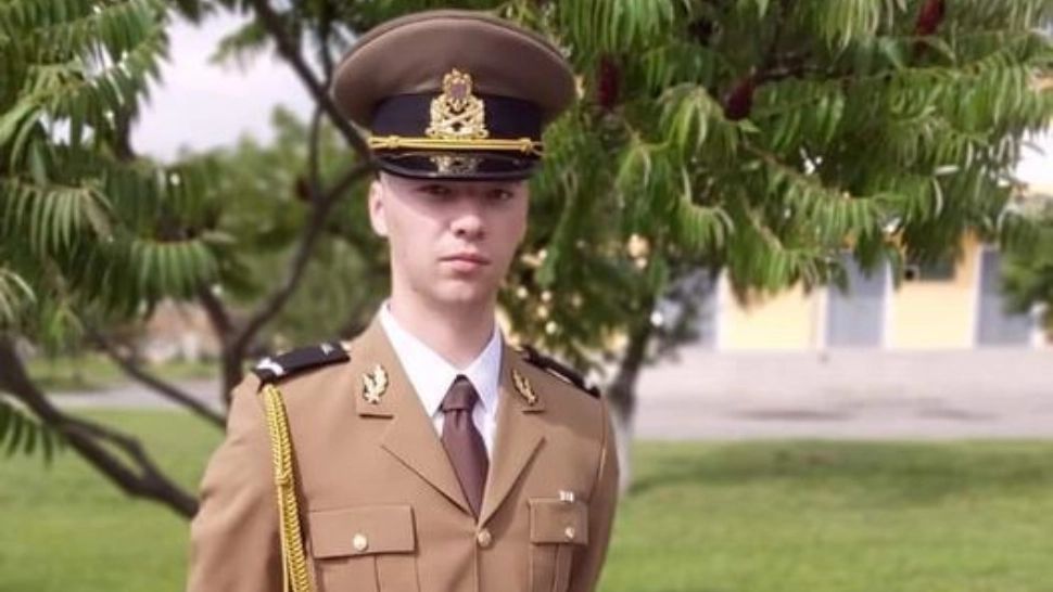Acuzații grave din partea familiei militarului găsit mort în unitatea din Focșani. Sora sa susține că nu s-a sinucis: "Nu este împușcat în cap"