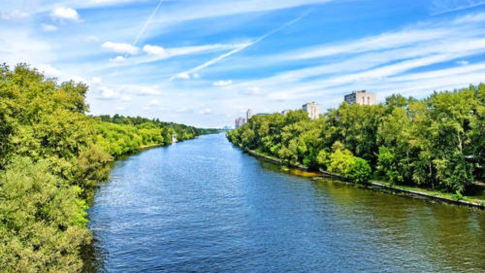 Un șofer a sărit în râu pentru a scăpa de polițiști. Cu ce a fost prins bărbatul