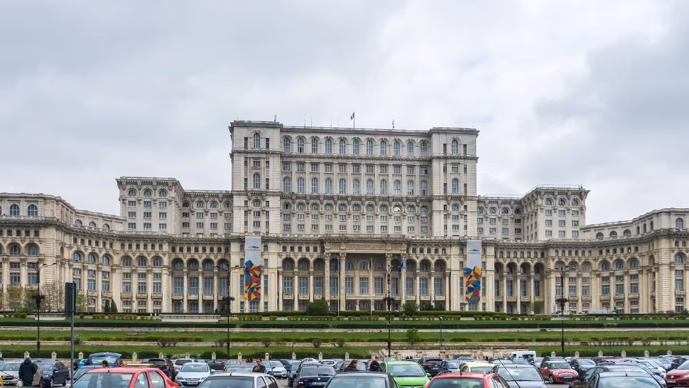 Casa Poporului consumă curent de jumătate de milion pe lună