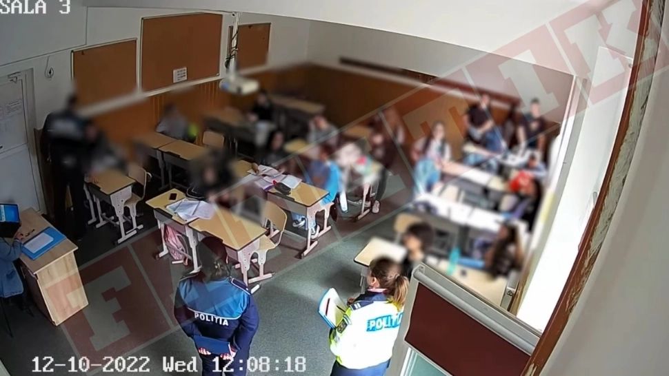 Copii percheziționați ca infractorii, în timpul orei. Reacția Poliției după apariția înregistrării cu descinderea - VIDEO