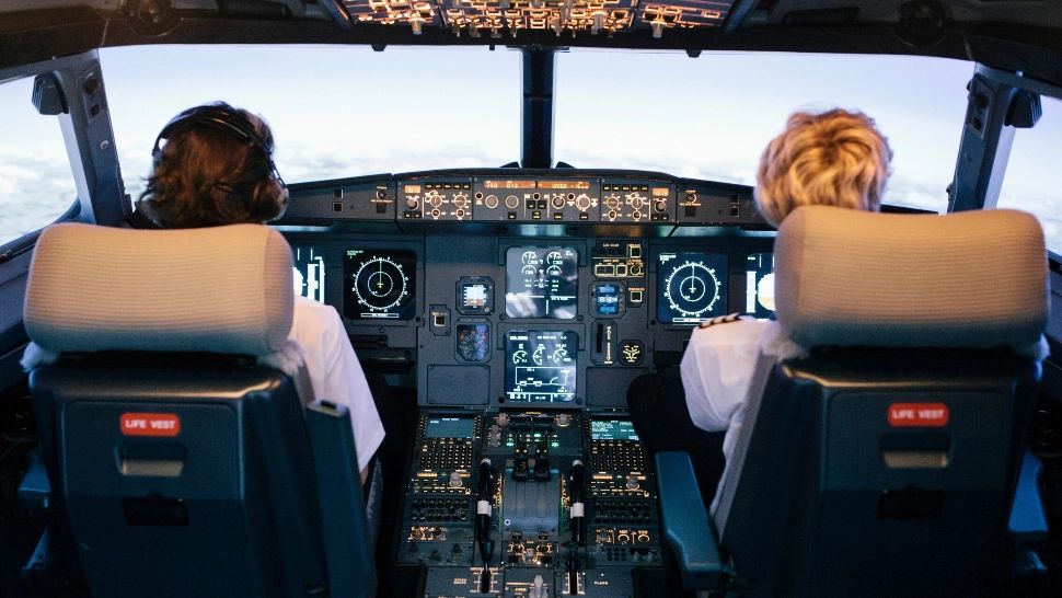 Un pilot român celebru a țepuit o companie americană cu 700.000 de dolari - Toată familia, ARESTATĂ