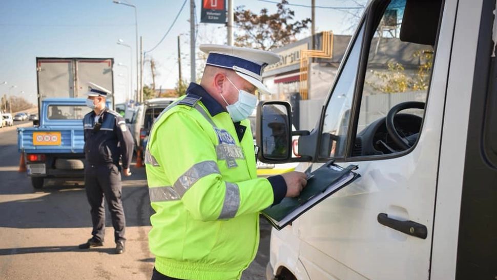 Polițist rănit în timp ce controla în trafic actele unui șofer, în Sibiu