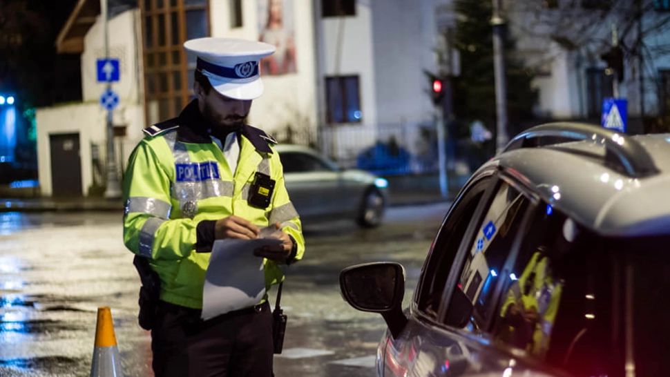 Urmărire ca-n filmele polițiste. Un șofer de 25 de ani a pus pe jar poliția din două județe