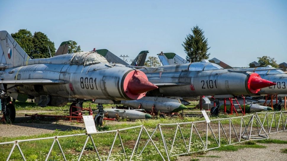 MIG-urile României, puse la pământ de interlopi. Document-șoc despre apărarea României în plin război