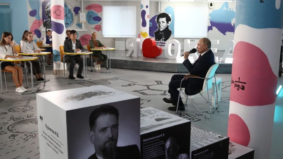 Vladimir Putin revine la tradiția sovietică. Elevii, îndoctrinați cu filme patriotice și învățământ politic