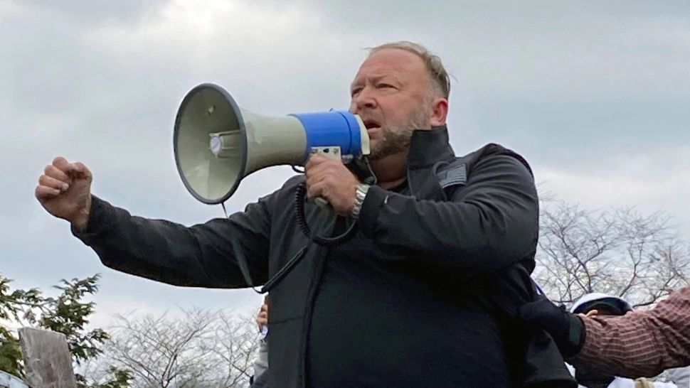 Aproape un MILIARD de dolari amendă pentru un conspiraționist american. A negat unul dintre cele mai sângeroase masacre comise într-o școală