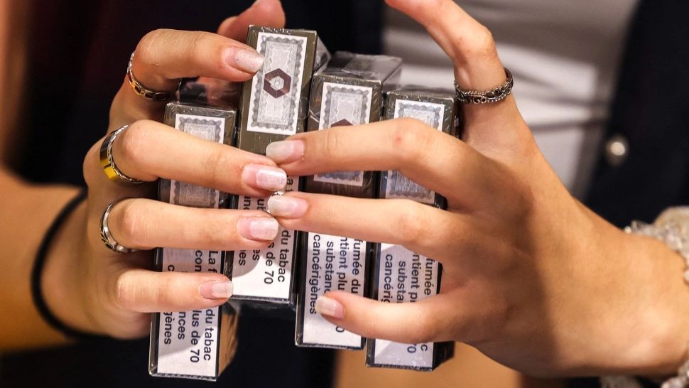 Contrabandiști români care făceau milioane de euro din trafic de țigări în Marea Britanie, săltați de mascați - VIDEO