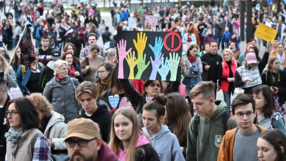 Protest de amploare în Ungaria. Zeci de mii de elevi și profesori au ieșit în stradă - VIDEO