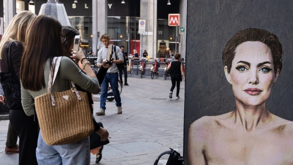 Portret șocant al Angelinei Jolie, la Milano, în campania contra cancerului la sân