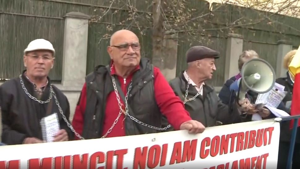 Pensionarii umiliți au ieșit în stradă. Miting în fața Guvernului, pentru repararea nedreptăților - VIDEO