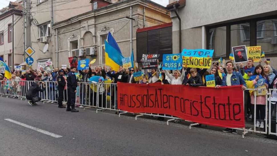 Refugiații ucraineni au protestat la Constanța împotriva crimelor de război ale Rusiei din țara lor