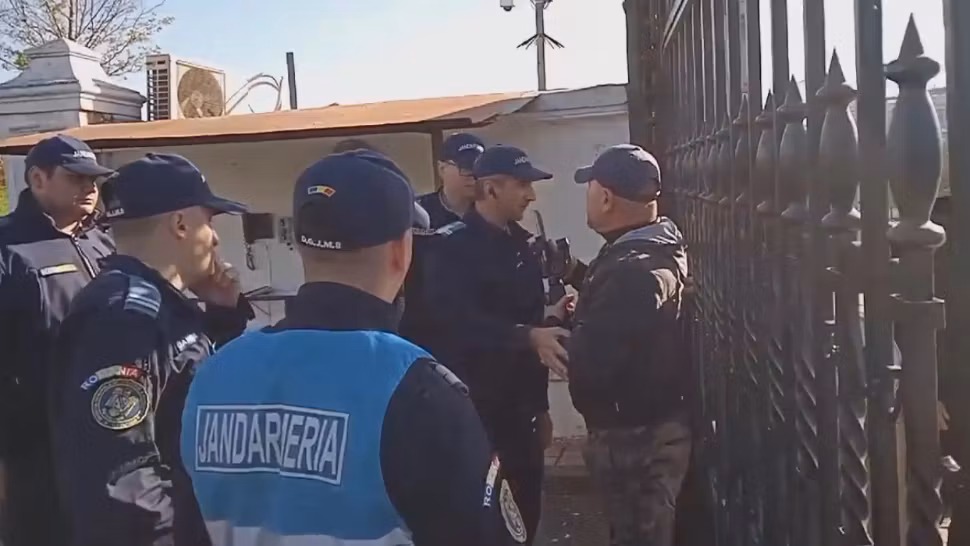 Protestatar oprit să intre în Parlamentul României. Altercație cu jandarmii - VIDEO