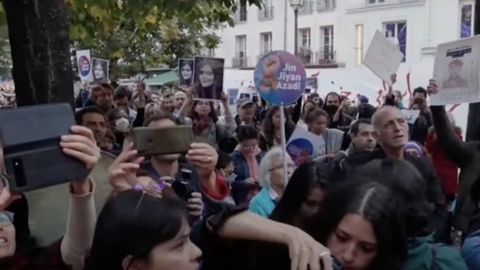 Elevele din Iran s-au alăturat protestelor. Fetele au dat afară cu forța un oficial din școală - VIDEO